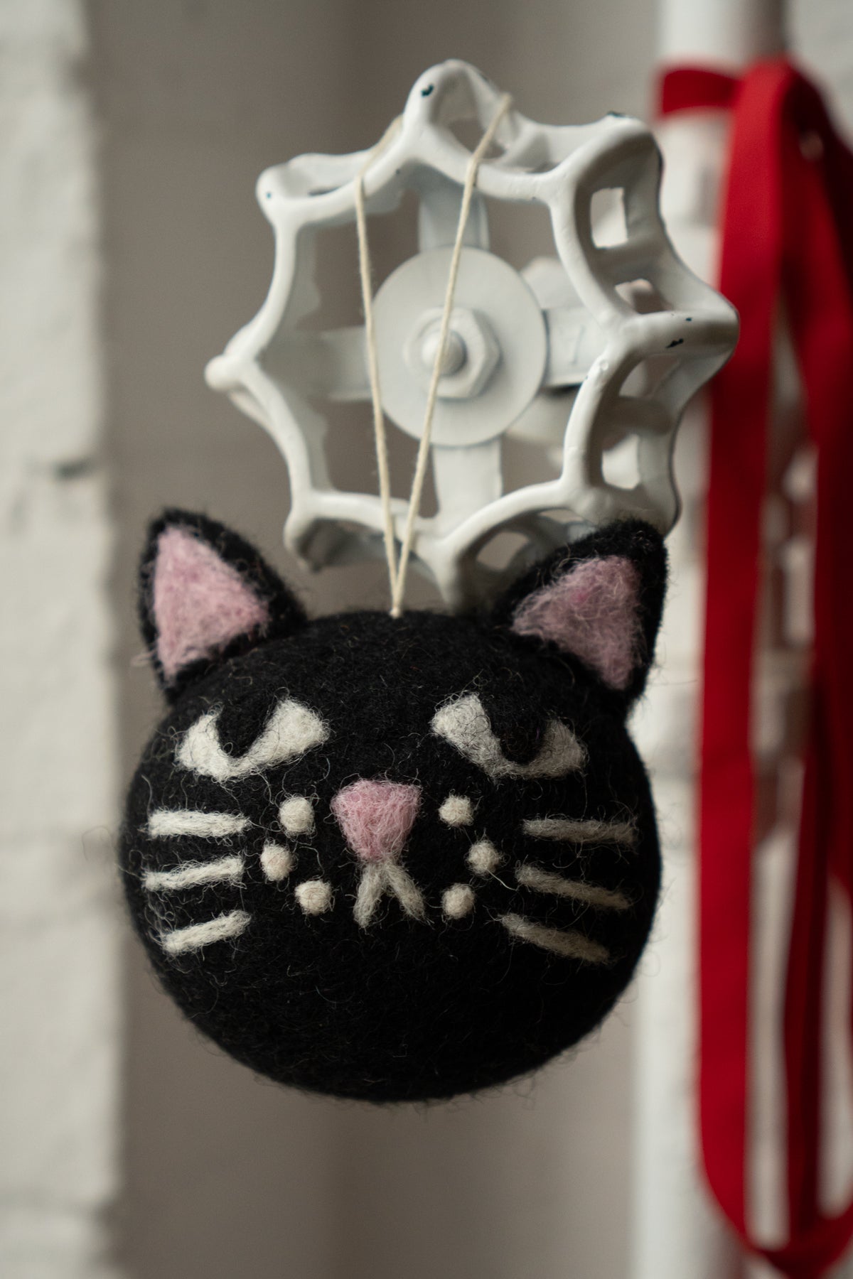 Ornement en Laine Feutrée 'Cat Head'