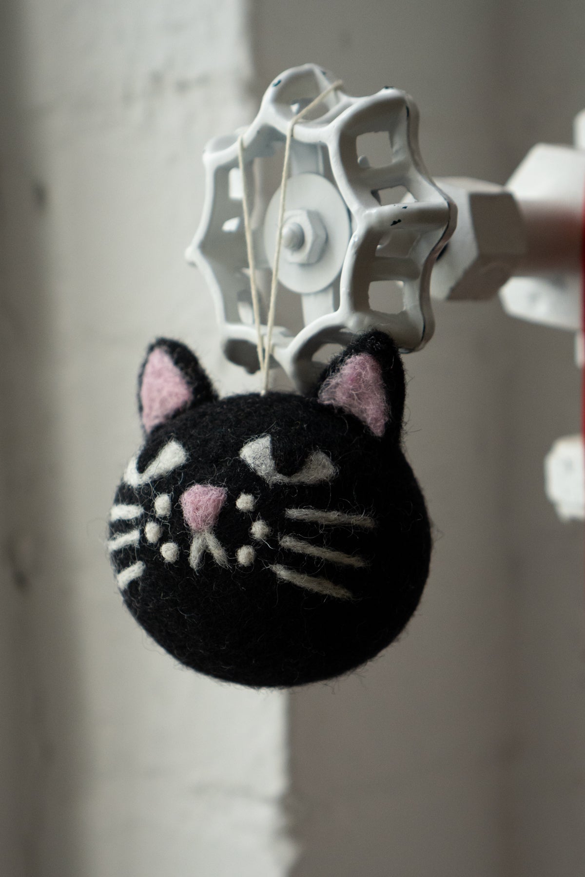 Ornement en Laine Feutrée 'Cat Head'