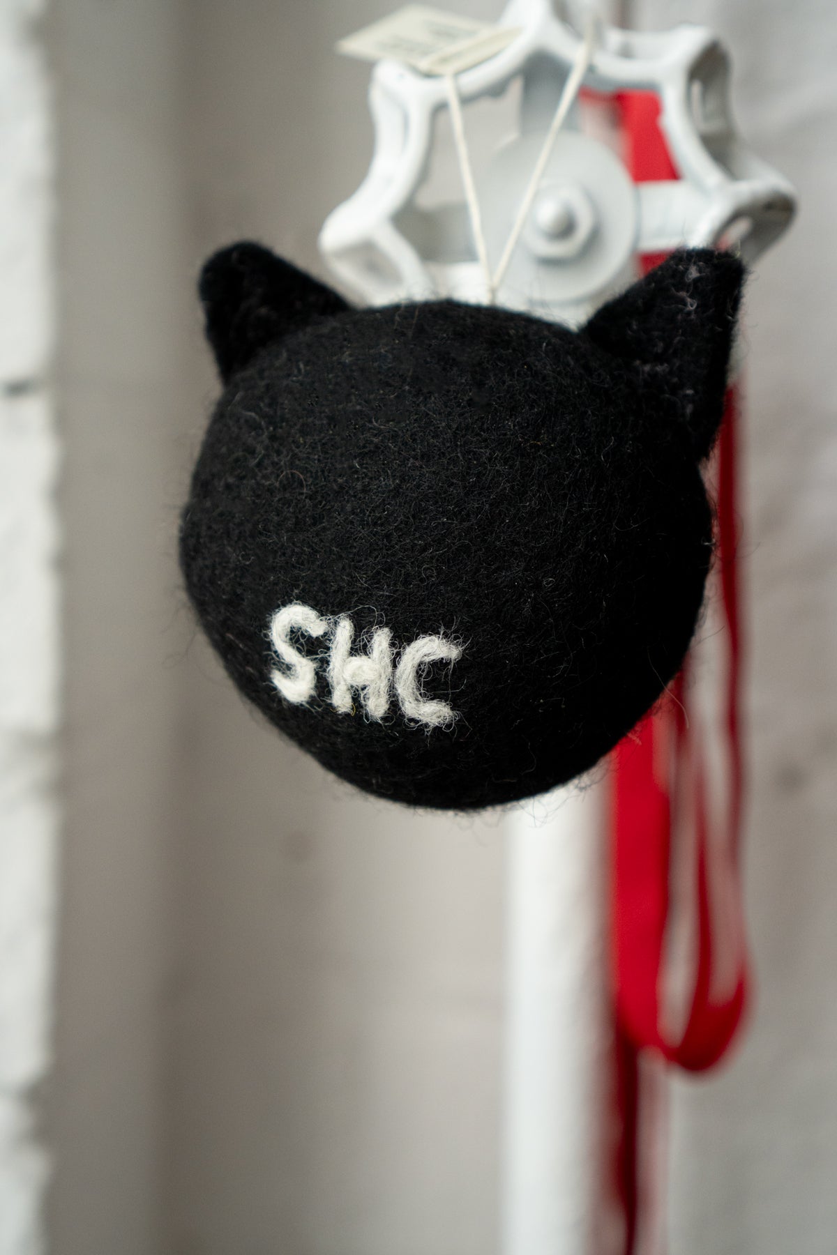 Ornement en Laine Feutrée 'Cat Head'