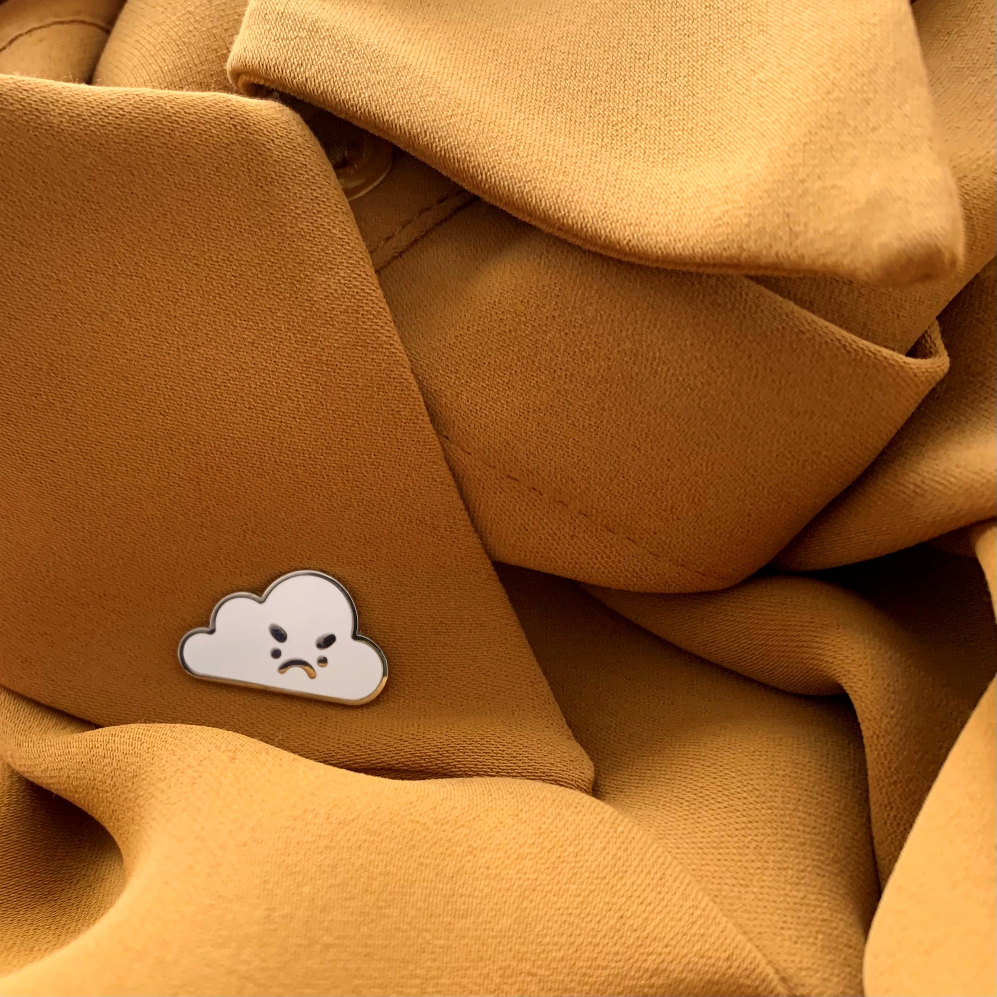 Épinglette 'Moody Cloud'